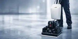 Foto von einem Mann, der eine Reinigungsmaschine bedient