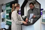 Fachberater und Kundin am Empfang 